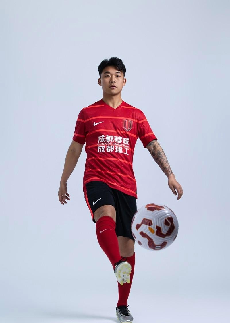 关于成都蓉城训练开放日；窗口期队长鼓劲引欢呼；NBA总决赛在即；赛程密集仍需轮换的信息